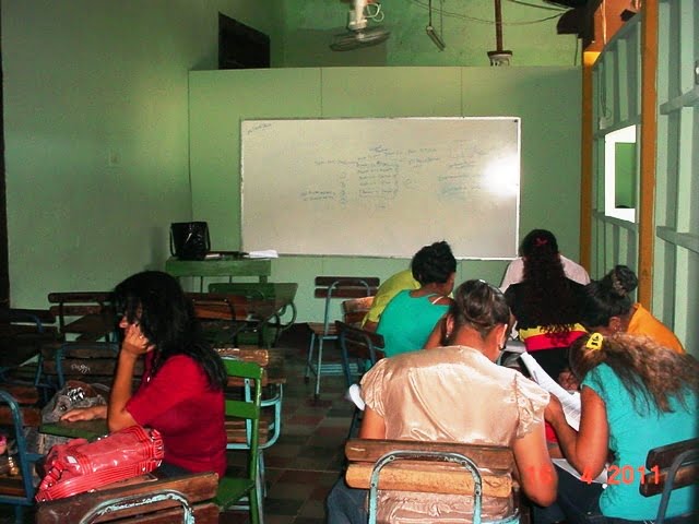Un aula construida con poco espacio y debiles paredes